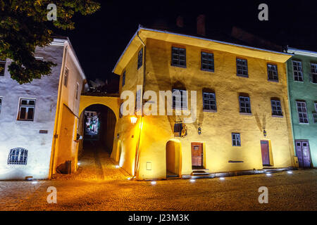 SIGHISOARA, Rumänien - 7. Juli 2015: Nachtansicht der historischen Stadt Sighisoara/Schäßburg. Stadt, in der Vlad Tepes Dracula geboren wurde Stockfoto