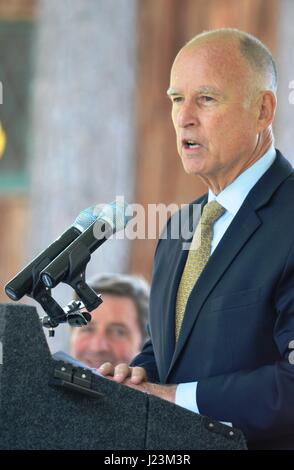 USA-Kalifornien-Gouverneur Jerry Brown spricht auf dem 18. jährlichen Lake Tahoe Gipfel 19. August 2014 in der Nähe von South Lake Tahoe, Kalifornien.   (Foto von Luke Burns /U.S. Armee über Planetpix) Stockfoto