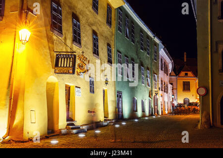 SIGHISOARA, Rumänien - 7. Juli 2015: Nachtansicht der historischen Stadt Sighisoara/Schäßburg. Stadt, in der Vlad Tepes Dracula geboren wurde Stockfoto