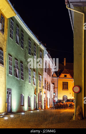 SIGHISOARA, Rumänien - 7. Juli 2015: Nachtansicht der historischen Stadt Sighisoara/Schäßburg. Stadt, in der Vlad Tepes Dracula geboren wurde Stockfoto