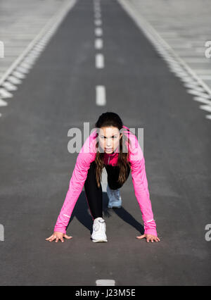 Junge Sportler Frau ist bereit zum Ausführen. Frau Läufer stretching Beine vor laufen. Fitness-Konzept. Stockfoto