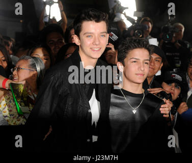 Schauspieler Asa Butterfield (L) und Aramis Knight besuchen die Premiere von Paramount Pictures "Jackass präsentiert: schlechte Opa" in TCL Chinese Theatre am 23. Oktober 2013 in Hollywood, Kalifornien. Stockfoto