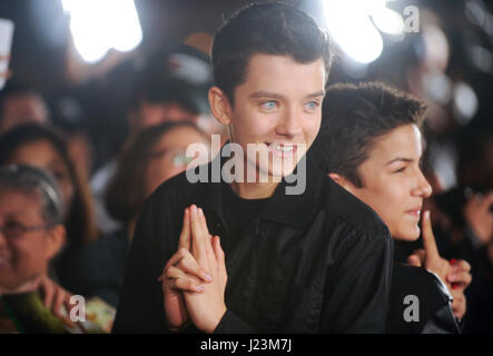 Schauspieler Asa Butterfield (L) und Aramis Knight besuchen die Premiere von Paramount Pictures "Jackass präsentiert: schlechte Opa" in TCL Chinese Theatre am 23. Oktober 2013 in Hollywood, Kalifornien. Stockfoto