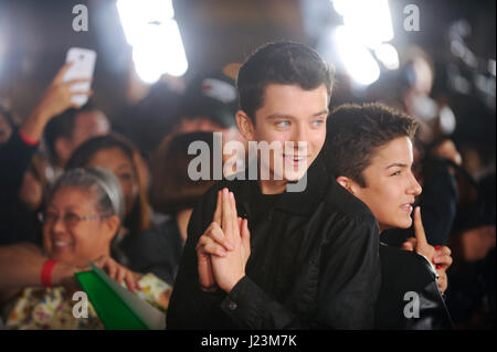 Schauspieler Asa Butterfield (L) und Aramis Knight besuchen die Premiere von Paramount Pictures "Jackass präsentiert: schlechte Opa" in TCL Chinese Theatre am 23. Oktober 2013 in Hollywood, Kalifornien. Stockfoto