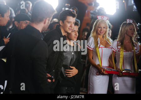 Schauspieler Asa Butterfield (L) und Aramis Knight besuchen die Premiere von Paramount Pictures "Jackass präsentiert: schlechte Opa" in TCL Chinese Theatre am 23. Oktober 2013 in Hollywood, Kalifornien. Stockfoto