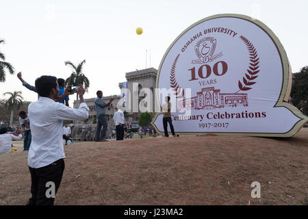 Schüler und Besucher nehmen an selfies osmania Arts College zwei Tage vor dem Start der Osmania Universität Hundertjahrfeier in Hyderabad, Indien. Stockfoto