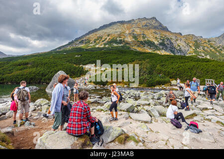 Hohe Tatra, Polen - 10. September 2017: Gruppe von Menschen ruhen Sie sich nach einer Wanderung im fünf-Seen-Tal im hohen Tatra, Polen Stockfoto