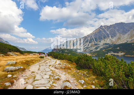 Hohe Tatra, Polen - 10. September 2017: Gruppe von Menschen wandern im fünf-Seen-Tal im hohen Tatra, Polen Stockfoto