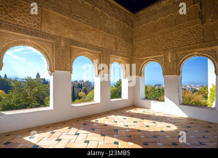 Inneneinrichtung der Zimmer mit Bögen Windows im Alhambra Palace. Granada, Andalusien, Spanien Stockfoto