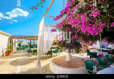 Innenhof des Küsten-Café in Torremolinos. Malaga Provinz, Costa del Sol, Andalusien, Spanien Stockfoto