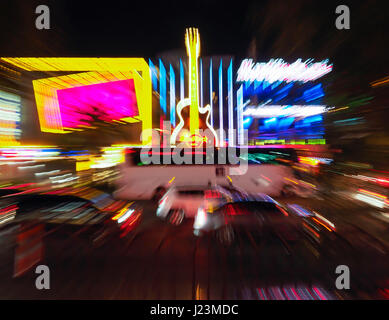 Las Vegas, NV - 27. Juli 2016: dichten Abend Datenverkehr am Las Vegas Boulevard ("Strip") ist von der Fassade und Neon Leuchtreklame der Las Stockfoto