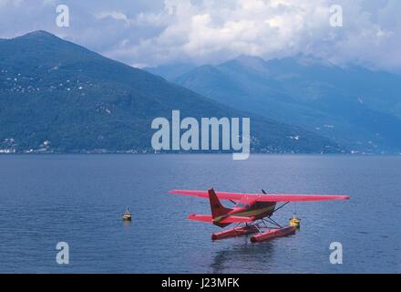 Italien, Wasserflugzeuge vertäut im Lago Maggiore in der Nähe von Luino Stadt Stockfoto