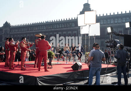 Die Dreharbeiten zu der Despierta America Morgen Fernsehen zeigen auf dem Zocalo in Mexico City, Mexiko Stockfoto