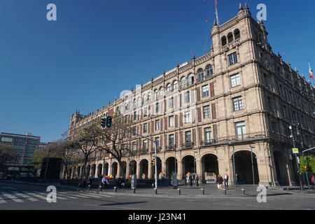 Edificio de Gobierno del Distrito Federal (Regierung der Federal District Building), Mexico City, Mexiko. Südende des Zocalo. Stockfoto