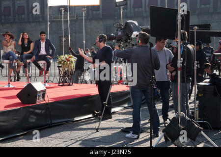 Die Dreharbeiten zu der Despierta America Morgen Fernsehen zeigen auf dem Zocalo in Mexico City, Mexiko Stockfoto