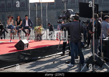 Die Dreharbeiten zu der Despierta America Morgen Fernsehen zeigen auf dem Zocalo in Mexico City, Mexiko Stockfoto