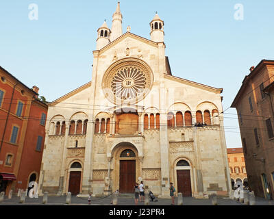 Modena, Italien - 21. Juli 2016. Menschen vor Metropolitan Kathedrale Santa Maria Assunta e San Geminiano in Corso Dom von Modena bei Sonnenuntergang. EM Stockfoto