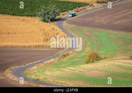 Kurvenreiche Straße und Autos Moravian Fields in Tschechien. Stockfoto