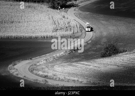 Kurvenreiche Straße und Autos Moravian Fields in Tschechien. Stockfoto