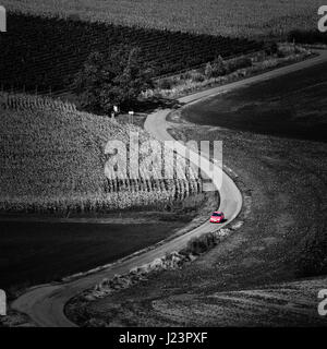 Kurvenreiche Straße und Autos Moravian Fields in Tschechien. Stockfoto