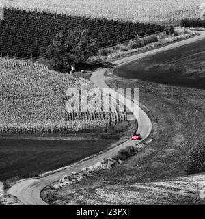 Kurvenreiche Straße und Autos Moravian Fields in Tschechien. Stockfoto