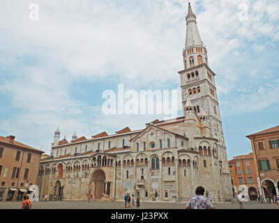 Modena, Italien - 21. Juli 2016.  Menschen vor Metropolitan Kathedrale Santa Maria Assunta e San Geminiano in Piazza Grande in Modena bei Sonnenuntergang. Stockfoto