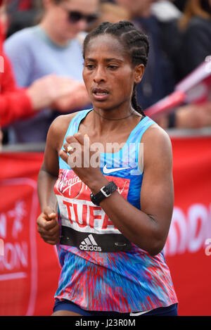 Tigist Tufa lief beim Virgin London Marathon 2017 nach der Überquerung der Tower Bridge und entlang des Tower of London, UK Stockfoto