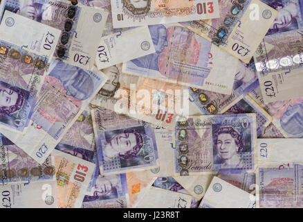Zehn und zwanzig Pfund Noten, von oben, von Banknoten Schuß von oben. Stockfoto