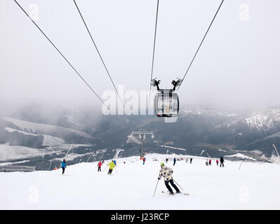 Jasna Chopok, Slowakei, 6. März 2017 - Seilbahn und Skifahrer auf der Piste im Skigebiet Chopok in der Slowakei. Niedrigeren hohen Tatra. Stockfoto