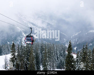 Jasna Chopok, Slowakei, resort 6. März 2017 - Seilbahn in Ski Jasna Chopok in der Slowakei. Niedrigeren hohen Tatra. Stockfoto