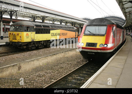 Colas Rail Freight Klasse 56 diesellok Nr. 56087 und Jungfrau Ostküste High Speed Train (HST) in York, Großbritannien. Stockfoto