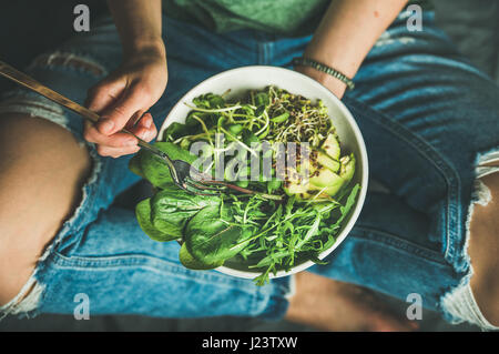 Vegetarisches Frühstück mit Spinat, Rucola, Avocado, Samen und Sprossen Stockfoto