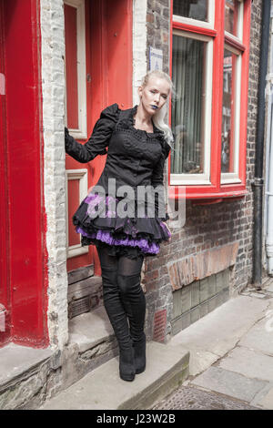 Eine attraktive Frau posiert für Fotos bei Whitby Gothic Weekend-Feierlichkeiten in North Yorkshire, England, UK. Gothic, Steampunk Stockfoto