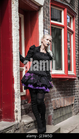 Eine attraktive Frau posiert für Fotos bei Whitby Gothic Weekend-Feierlichkeiten in North Yorkshire, England, UK. Gothic, Steampunk Stockfoto