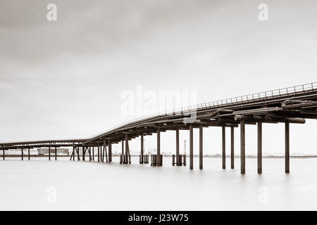 Stillgelegte Öl Steg über Holehaven Creek früher zum Entladen Liegeplätze Lagerung auf Canvey Island herstellen Stockfoto