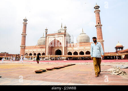 Delhi, Indien, 3. September 2010: muslimische Männer zu Fuß auf vor der Moschee Masjid in Delhi, Indien. Stockfoto