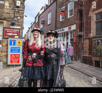 Zwei Menschen posieren für Fotos bei Whitby Gothic Weekend in North Yorkshire, England, UK. Goten, Steampunks Stockfoto