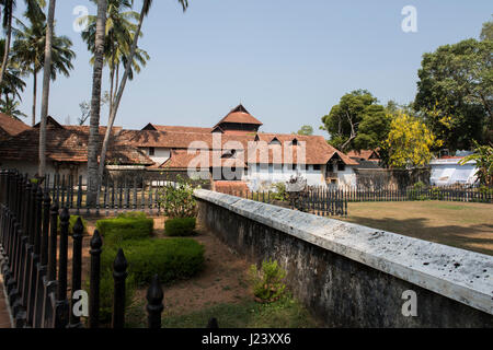 Indien, Kanyakumari District, Bundesstaat Tamil Nadu. Padmanabhapuram Palace, ca. 1601 n. Chr., dem größten Holzpalast Indiens, Keralan-Architektur. Stockfoto