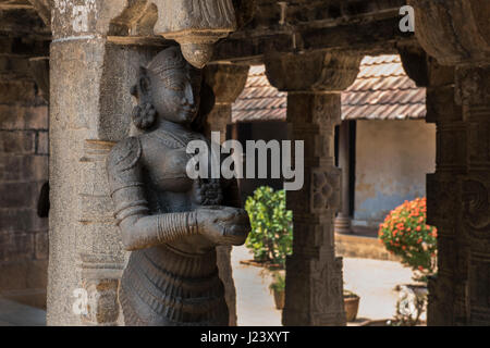 Indien, Distrikt Kanyakumari. Padmanabhapuram Palace, etwa 1601 n. Chr., der größte hölzerne Palast in Indien. Hof-Tempel, Detail der keralischen Architektur. Stockfoto