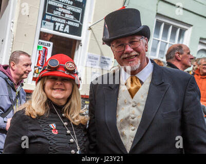 Ein Mann und eine Frau posieren für Fotos bei Whitby Gothic Weekend-Feierlichkeiten in North Yorkshire, England, UK. Steampunks, Goten Stockfoto