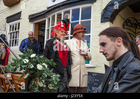 Ein Mann und eine Frau posieren für Fotos bei den Goth-Wochenende-Feierlichkeiten in Whitby, North Yorkshire, UK. Steampunks, Goten Stockfoto