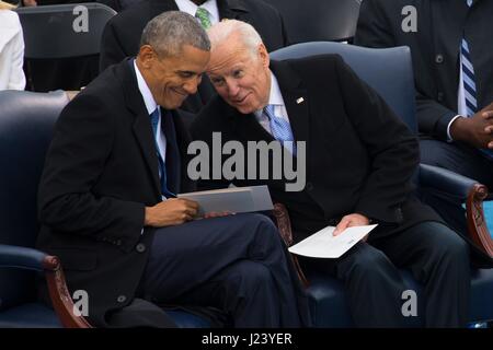 Ehemaliger US-Präsident Barack Obama und ehemaliger Vize-Präsident Joe Biden besuchen die 58. Presidential Inauguration von Donald Trump auf dem US-Kapitol 20. Januar 2017 in Washington, DC.    (Foto von Cristian L. Ricardo /DoD über Planetpix) Stockfoto