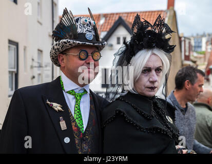 Zwei Goten posieren für Bilder bei den Goth-Wochenende-Feierlichkeiten in Whitby, North Yorkshire, England, UK Stockfoto