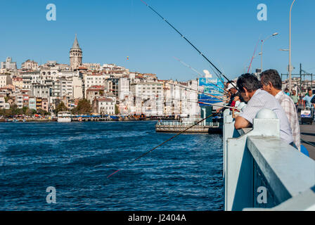 Istanbul, Türkei - 29. Oktober 2014: Menschen Sie Angeln auf Galata-Brücke in Istanbul. Galata-Brücke ist beliebter Treffpunkt der einheimischen Fischer. Stockfoto