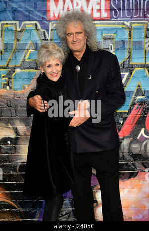 Brian May und Anita Dobson Teilnahme an der Europäischen Premiere of Guardians der Galaxie Vol. 2 statt auf Eventim Apollo, London. PRESSEVERBAND Foto. Bild Datum: Montag, 24. April 2017. Vgl. PA Geschichte SHOWBIZ Galaxy. Bildnachweis sollte lauten: Ian West/PA Wire Stockfoto