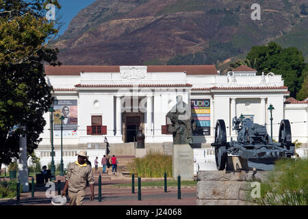 Eine moderne Statue von Jan Smuts steht außerhalb der South African National Gallery, Südafrikas premier Kunstmuseum in Cape Town, Südafrika. Stockfoto