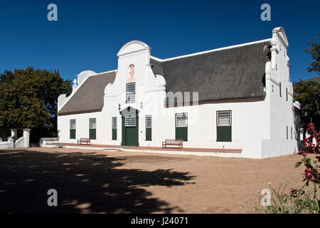 Das Herrenhaus, einem historischen kapholländischen Stil Gebäude am Groot Constantia, das älteste Weingut in Südafrika und ein Weltkulturerbe. Stockfoto