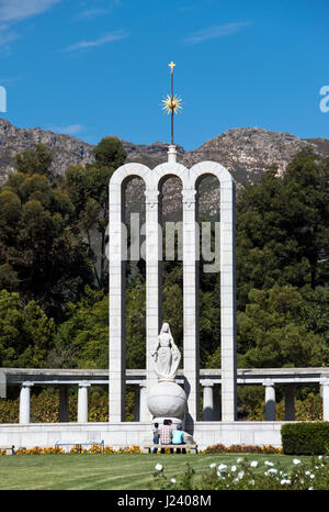 Das Hugenotten-Denkmal (ca. 1945) in Franschhoek, Südafrika, ist in die französischen Hugenotten Südafrika gewidmet. Stockfoto