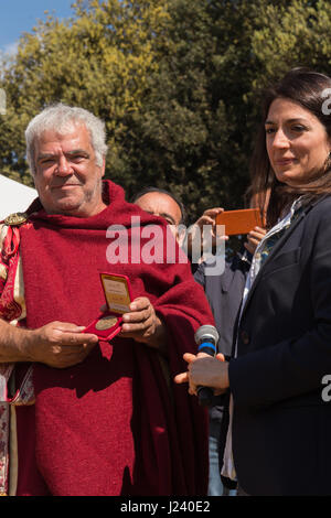Rom, Italien. 23. April 2017. Eine historische Prozession fand statt vom Circus Maximus, das Forum Romanum, wo eine Krone wurde am Fuße der Statue des Kaisers Trajan und kehrte in den Circus Maximus, den 2770th Jahrestag der Geburt von Rom zu feiern. Die Veranstaltung, die seit vielen Jahren stattgefunden hat wird von Roman historische Gruppe organisiert und hat Gruppen von Menschen aus vielen anderen Ländern teilnahmen. Bildnachweis: Leo Claudio De Petris/Pacific Press/Alamy Live-Nachrichten Stockfoto