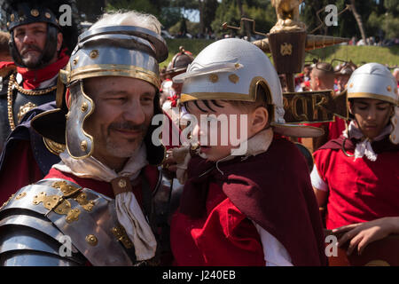 Rom, Italien. 23. April 2017. Eine historische Prozession fand statt vom Circus Maximus, das Forum Romanum, wo eine Krone wurde am Fuße der Statue des Kaisers Trajan und kehrte in den Circus Maximus, den 2770th Jahrestag der Geburt von Rom zu feiern. Die Veranstaltung, die seit vielen Jahren stattgefunden hat wird von Roman historische Gruppe organisiert und hat Gruppen von Menschen aus vielen anderen Ländern teilnahmen. Bildnachweis: Leo Claudio De Petris/Pacific Press/Alamy Live-Nachrichten Stockfoto
